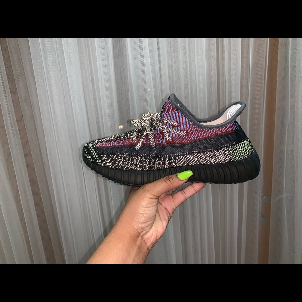 Yeezy 350 - Picture 2 of 4